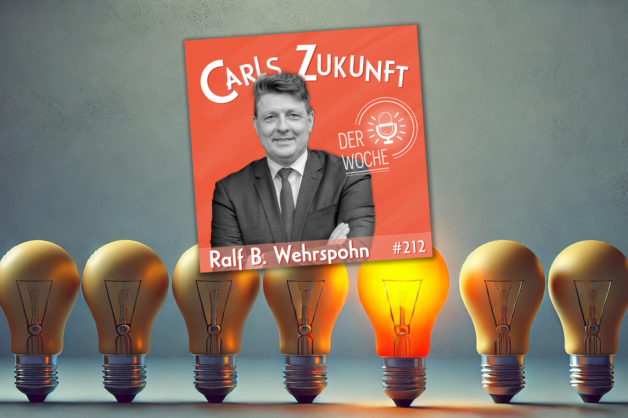 Ralf B. Wehrspohn in Schwarz-Weiß vor einem orangefarbenen Hintergrund mit fünf Glühbirnen, von denen eine leuchtet.