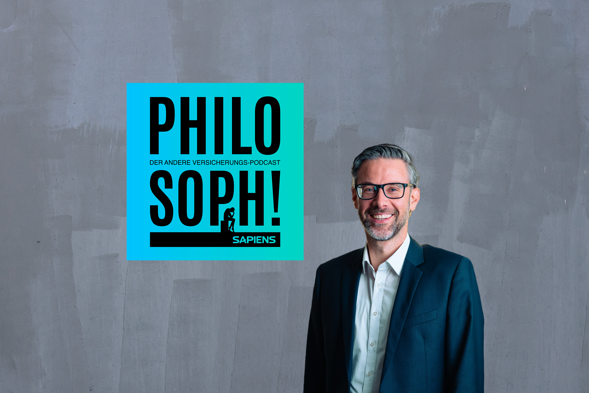 Alex Müller-Benz, Head of People and Culture, Die Bayerische, vor dem Logo des Podcasts "Der Philosoph"