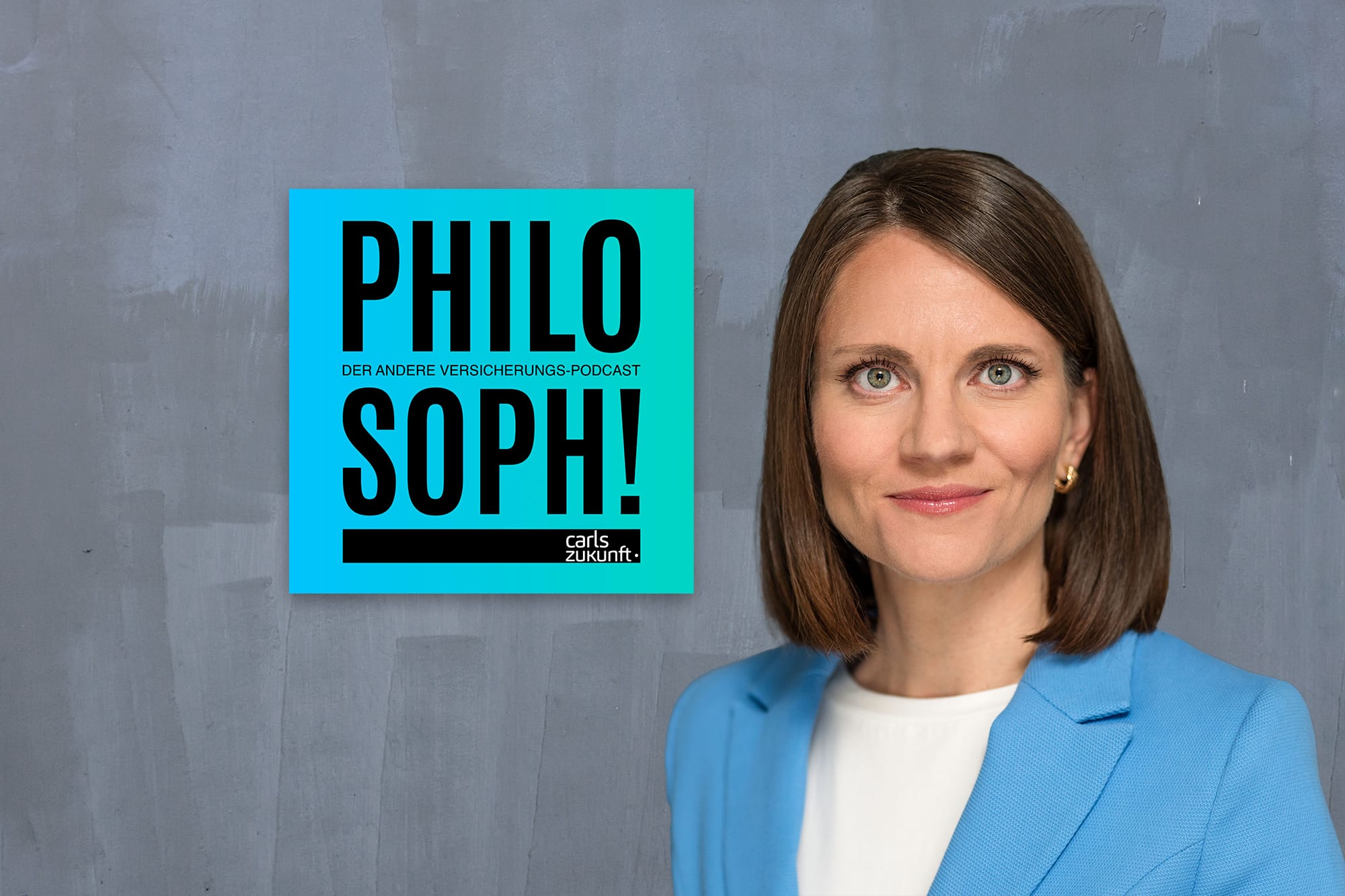 PHILOSOPH!-Logo auf türkisfarbenem Hintergrund links, rechts eine Frau im blauen Blazer vor grauer Wand.