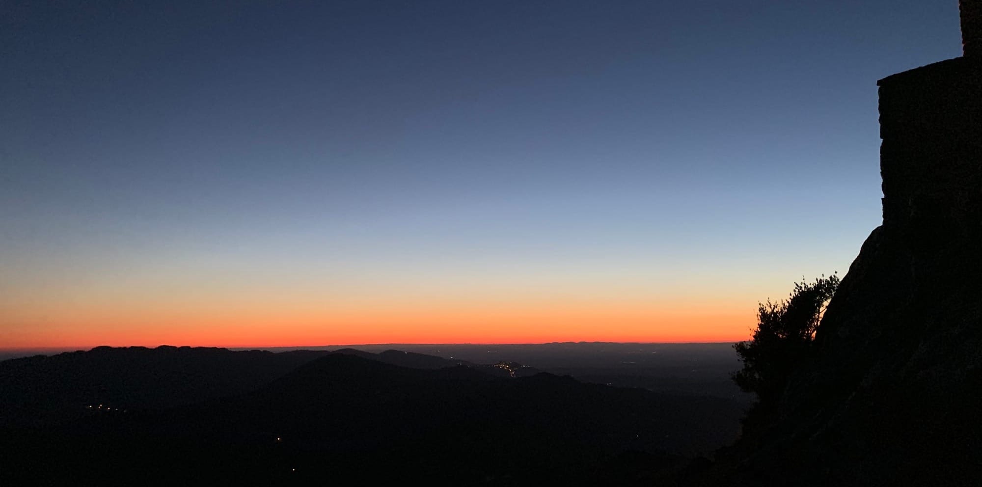 Sonnenuntergang in Portugal. Im Vordergrund die Burg von Marvão