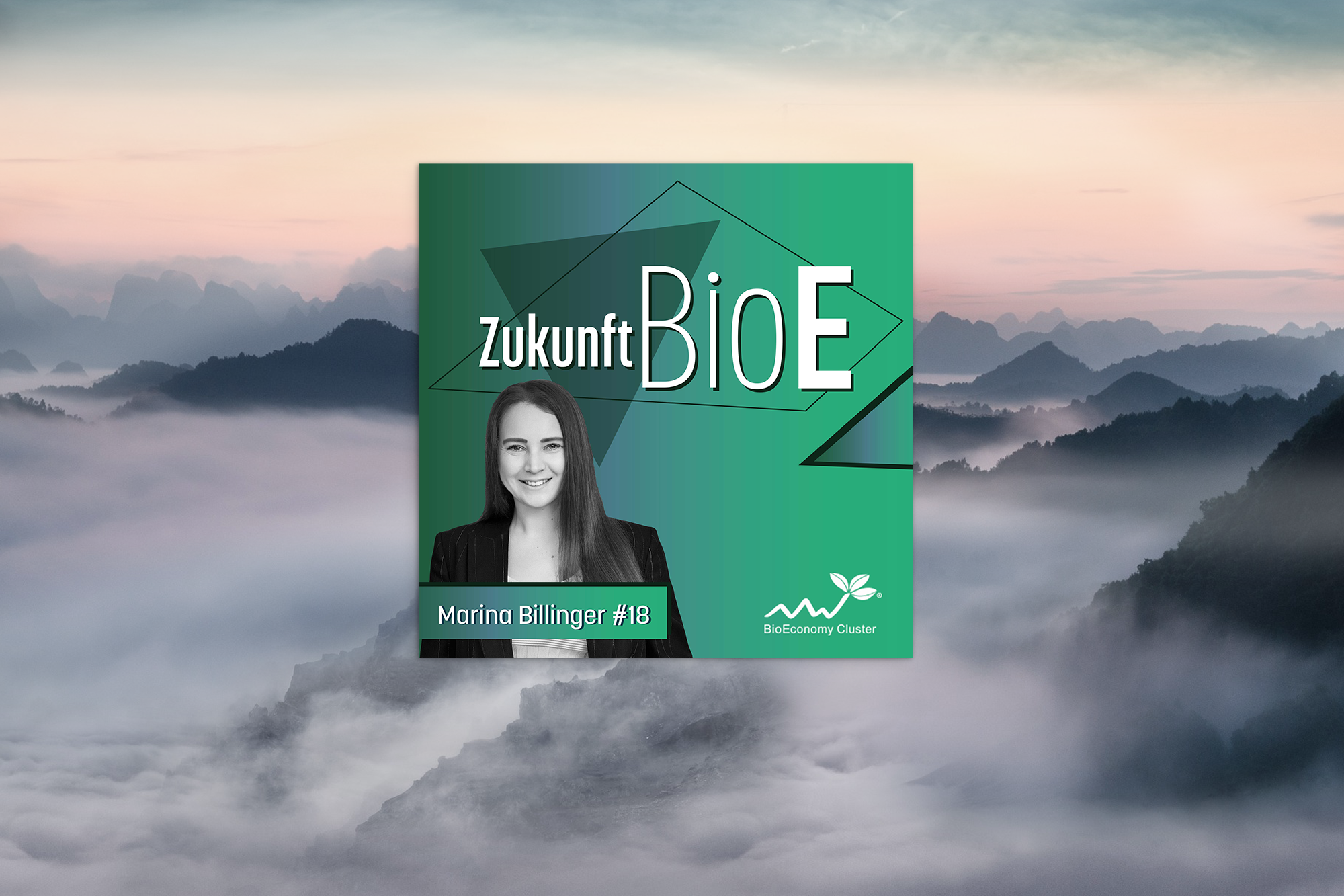 "Zukunft BioE" Podcast #18 mit Marina Billinger. Grünes Cover mit ihrem Porträt, BioEconomy Cluster-Logo, neblige Berge.