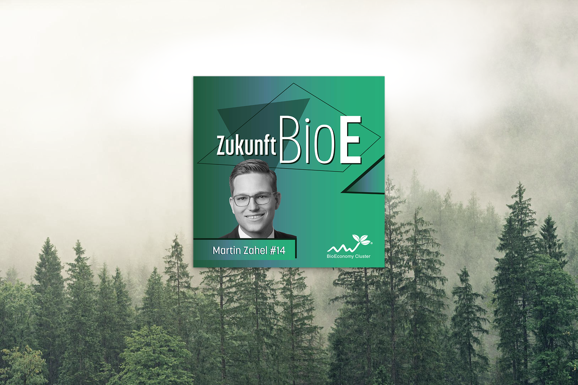 "Zukunft BioE" Podcast #14 mit Martin Zahel. Grünes Cover mit seinem Porträt, nebliger Waldhintergrund.