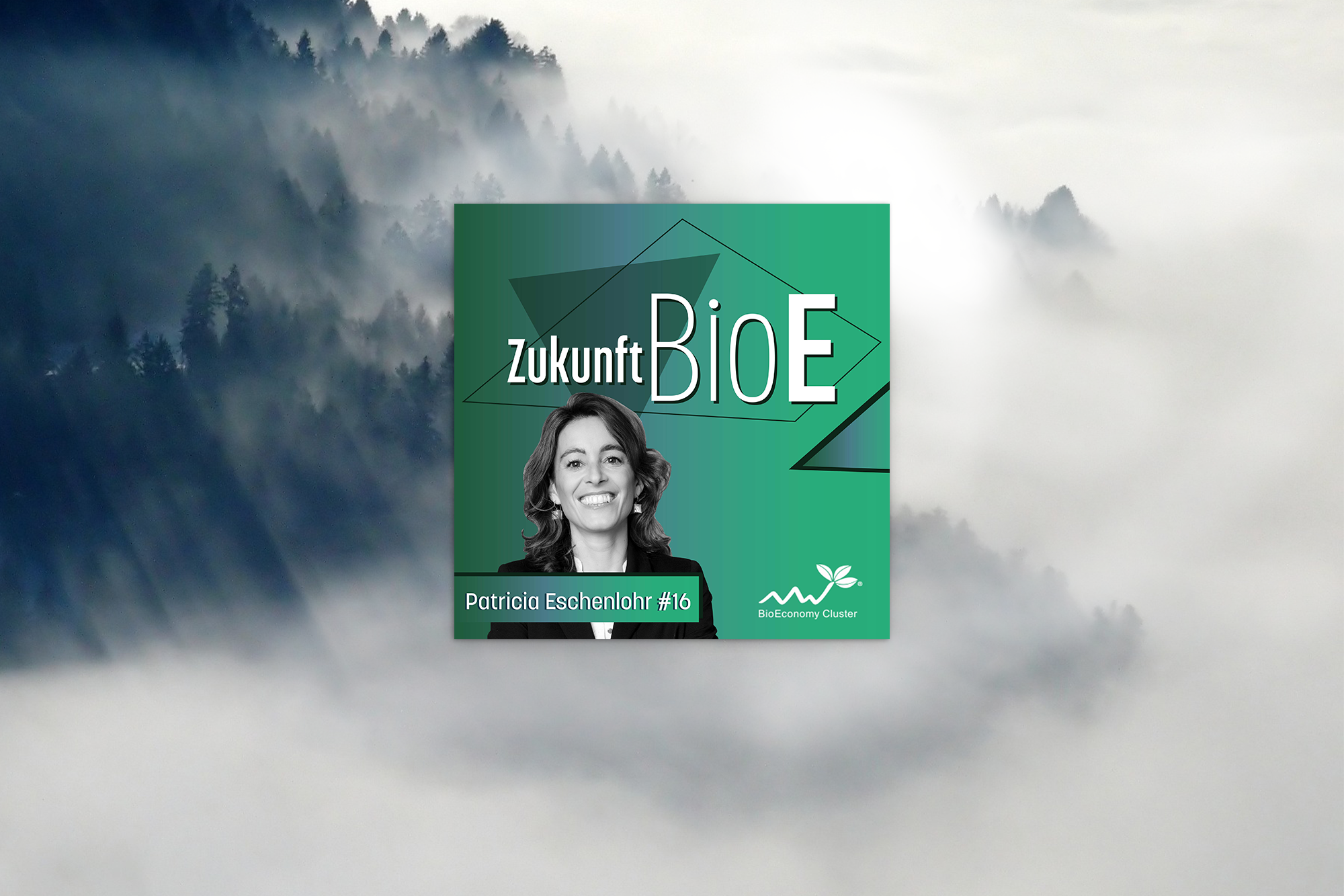 "Zukunft BioE" Podcast #16 mit Patricia Eschenlohr. Grünes Cover mit ihrem Porträt, BioEconomy Cluster-Logo, Nebelwald.