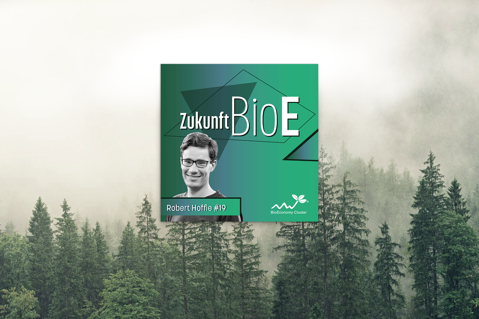 "Zukunft BioE" Podcast #19 mit Robert Hoffie. Grünes Cover mit seinem Porträt, BioEconomy Cluster-Logo, nebliger Wald.