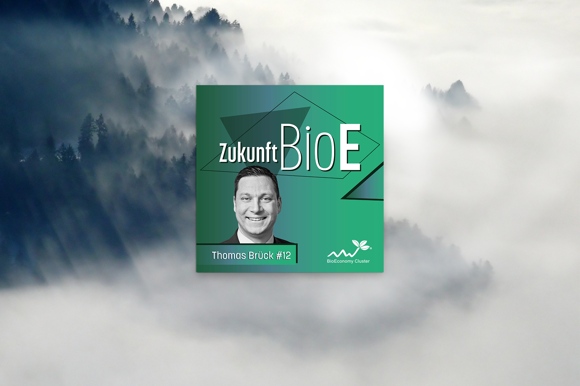 "Zukunft BioE" Podcast #12 mit Thomas Brück. Grünes Cover mit seinem Porträt, BioEconomy Cluster-Logo, Nebelwald-Hintergrund.