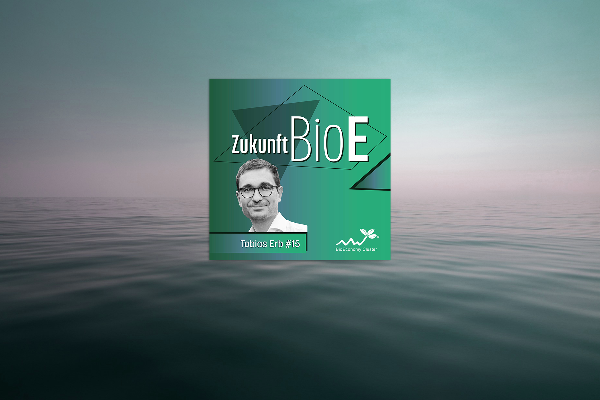 "Zukunft BioE" Podcast #15 mit Tobias Erb. Grünes Cover mit seinem Porträt, BioEconomy Cluster-Logo, Wasserhintergrund.