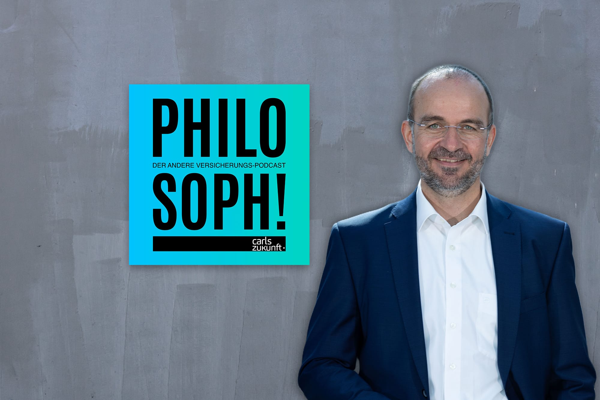 Podcastcover „Philosoph!“ mit Steffen Guttenbacher, daneben ein Mann im Anzug vor grauer Wand.