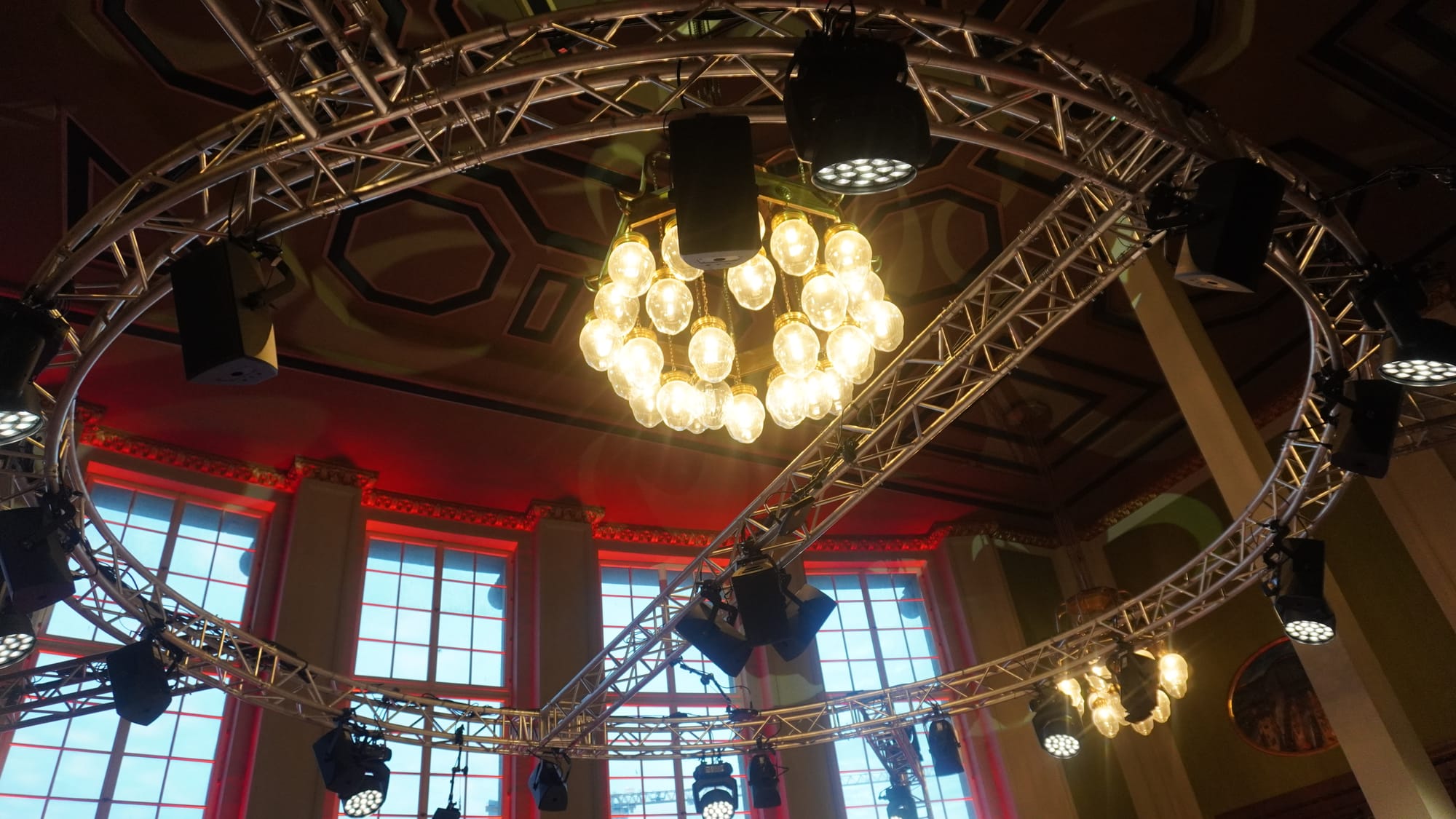 Der Kronleuchter im Historischen Speisesaal des Leipziger Hauptbahnhofs