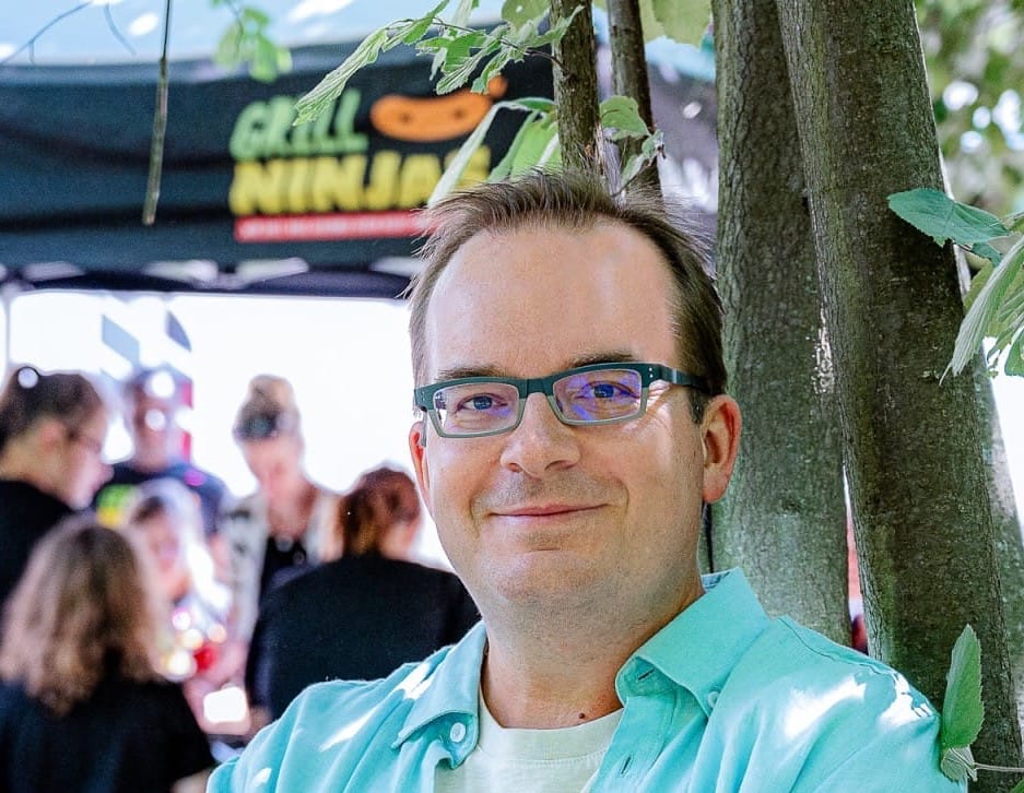 Mario Bergmann vor einem Stand der Grillninjas