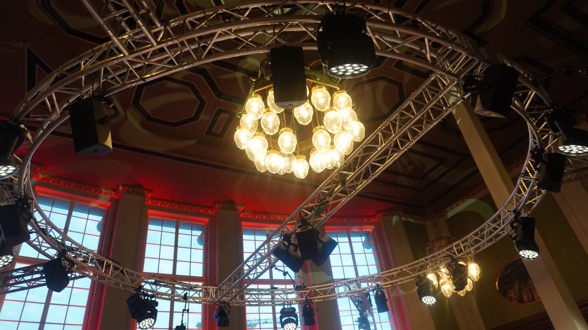 Die Aufbauarbeiten für das Festival im Historischen Speisesaal laufen