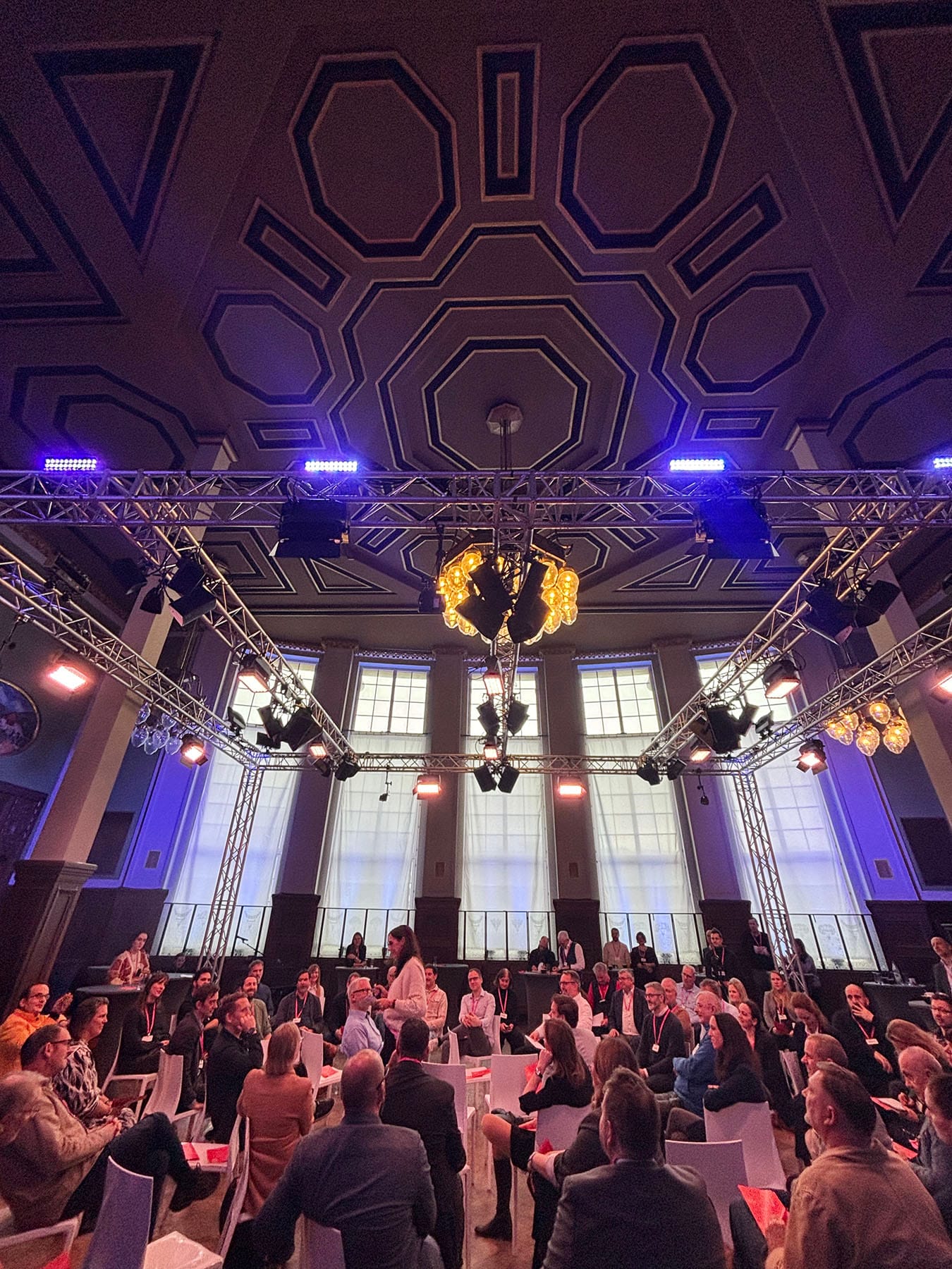 Der Historische Speisesaal des Leipziger Hauptbahnhofs. Totale mit Festivalgästen und Ornament an der Decke