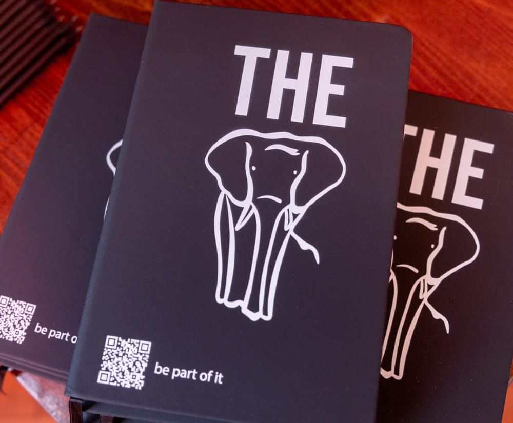 Ein Stapel schwarzer Notizbücher mit dem Aufdruck "The Elephant"