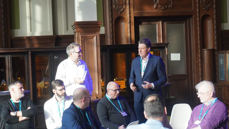 Szene vom Festival 2025: Impulsgeber und Moderator im Gespräch, davor Teile des Publikums