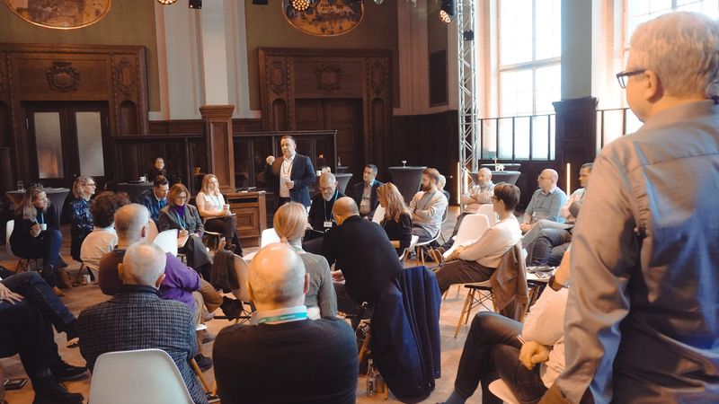 Ein Impulsgeber spricht bei "The Elephant 2025". Er steht mitten im Publikum