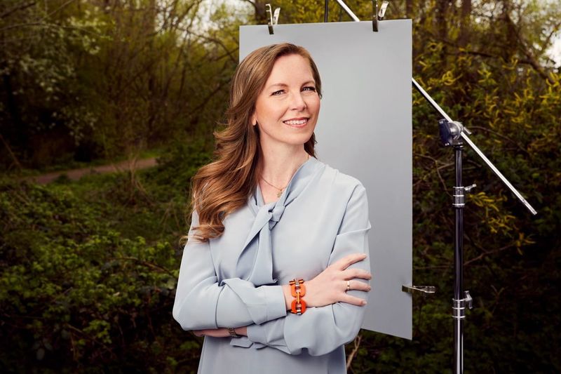 Stefanie Hauer steht vor einer Leinwand in einem Garten.