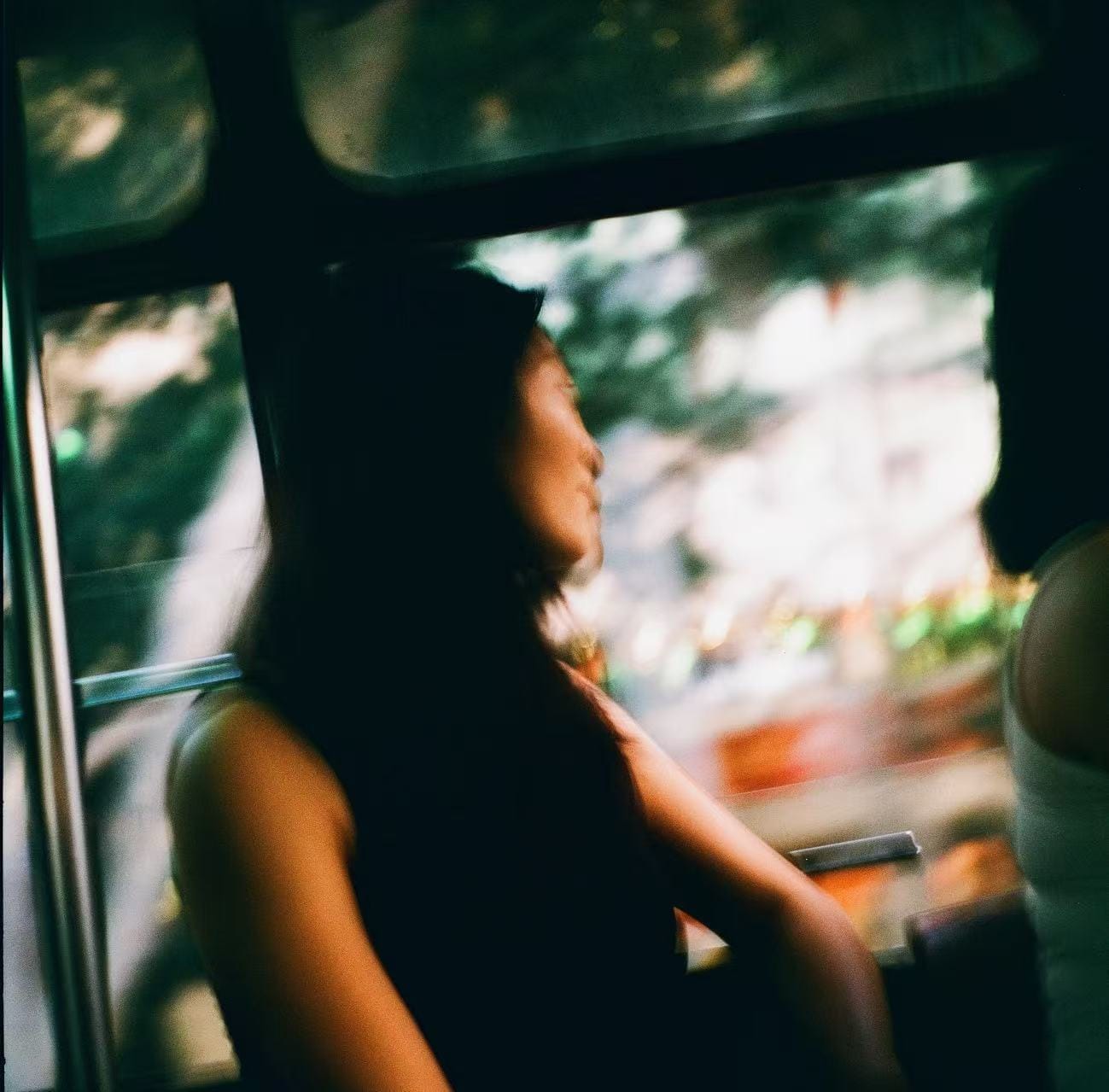 「如果你明天就会离开(香港),你还想最后去一次的地方是哪里?」这是在给一位本地人拍摄前,Ashley 对她的提问。答案成为了拍摄地点——在铜锣湾的家旁,电车上。