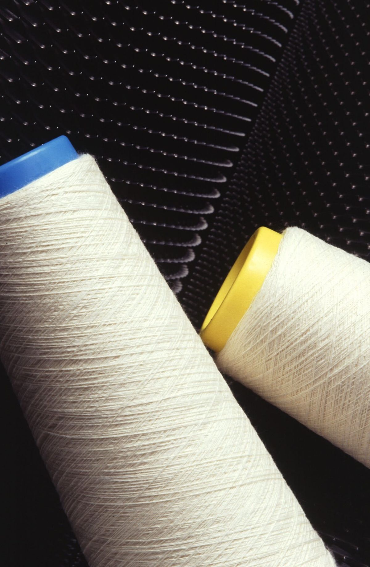 Un fir elastic reciclabil creat la MIT rezistă la 10 topiri și ar putea scoate spandexul din haine