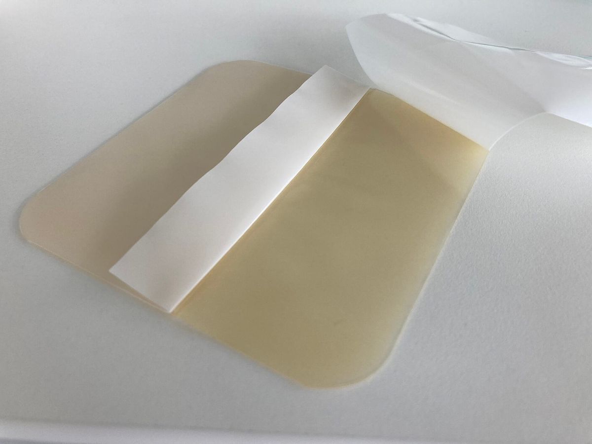Un plasture din hidrogel lasă pielea să respire și o răcește în timpul efortului