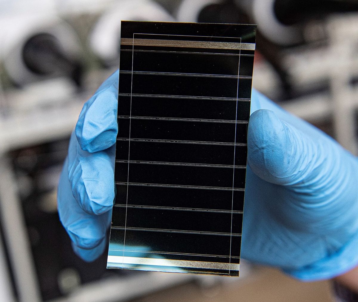 Un panou solar din perovskit de aproape un metru pătrat a atins 22% eficiență și a trecut toate testele de rezistență industrială
