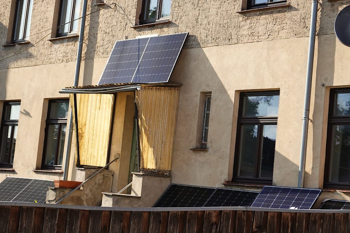 Panourile solare de balcon au devenit fenomenul energetic al anului în America