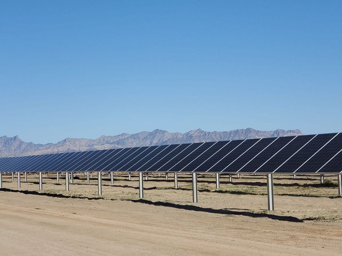 Investițiile globale în solar cuplat cu baterii de stocare au atins un record de 25 de miliarde de dolari