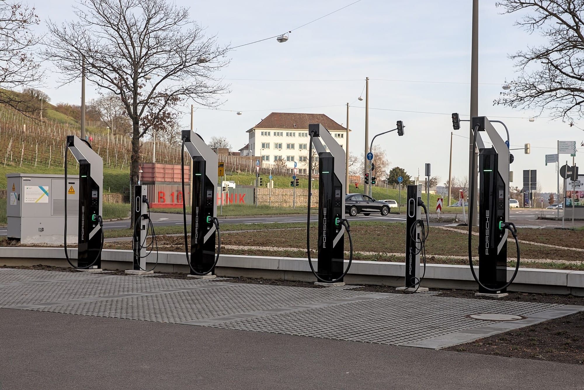 Bateriile fără litiu ajung pe piață: prima mașină de serie cu sodiu și un contract de 60 GWh pentru rețea