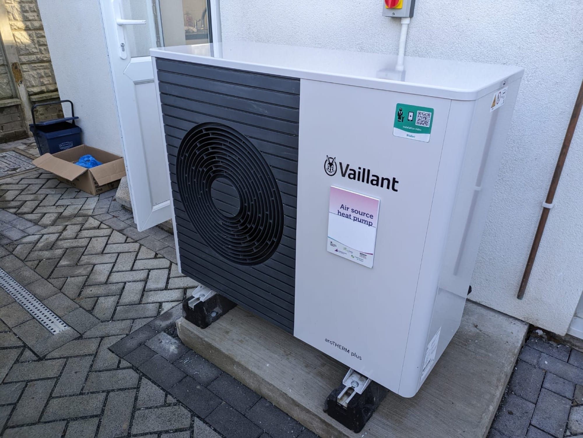 Pompă de căldură cu sursă de aer instalată pe peretele unei case