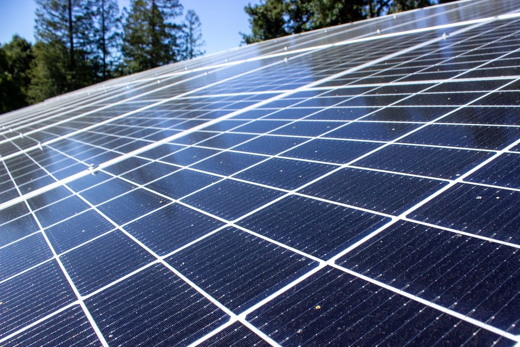 Panouri fotovoltaice montate pe acoperișul unei clădiri