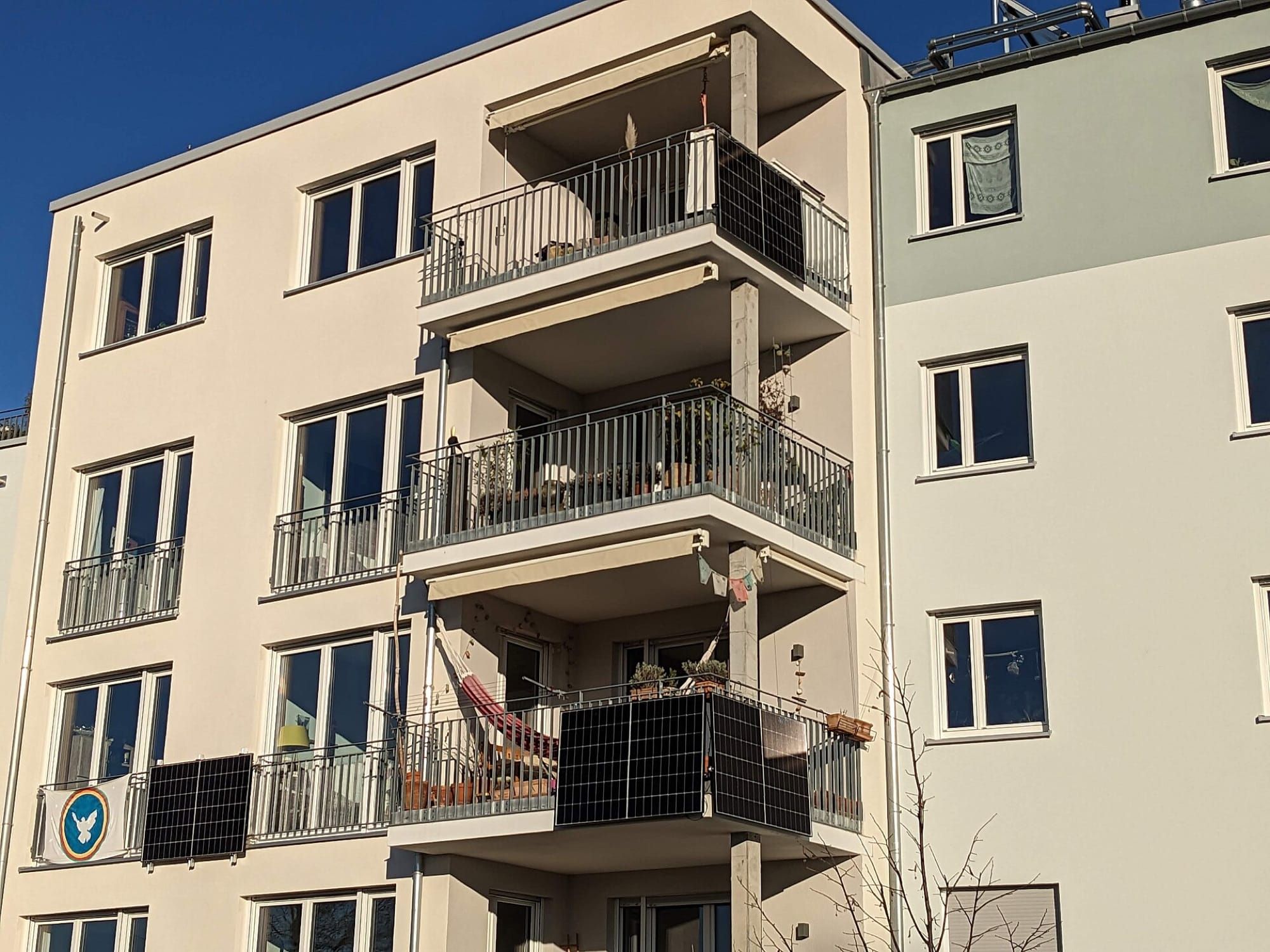 Panouri solare montate pe balcoanele unui bloc