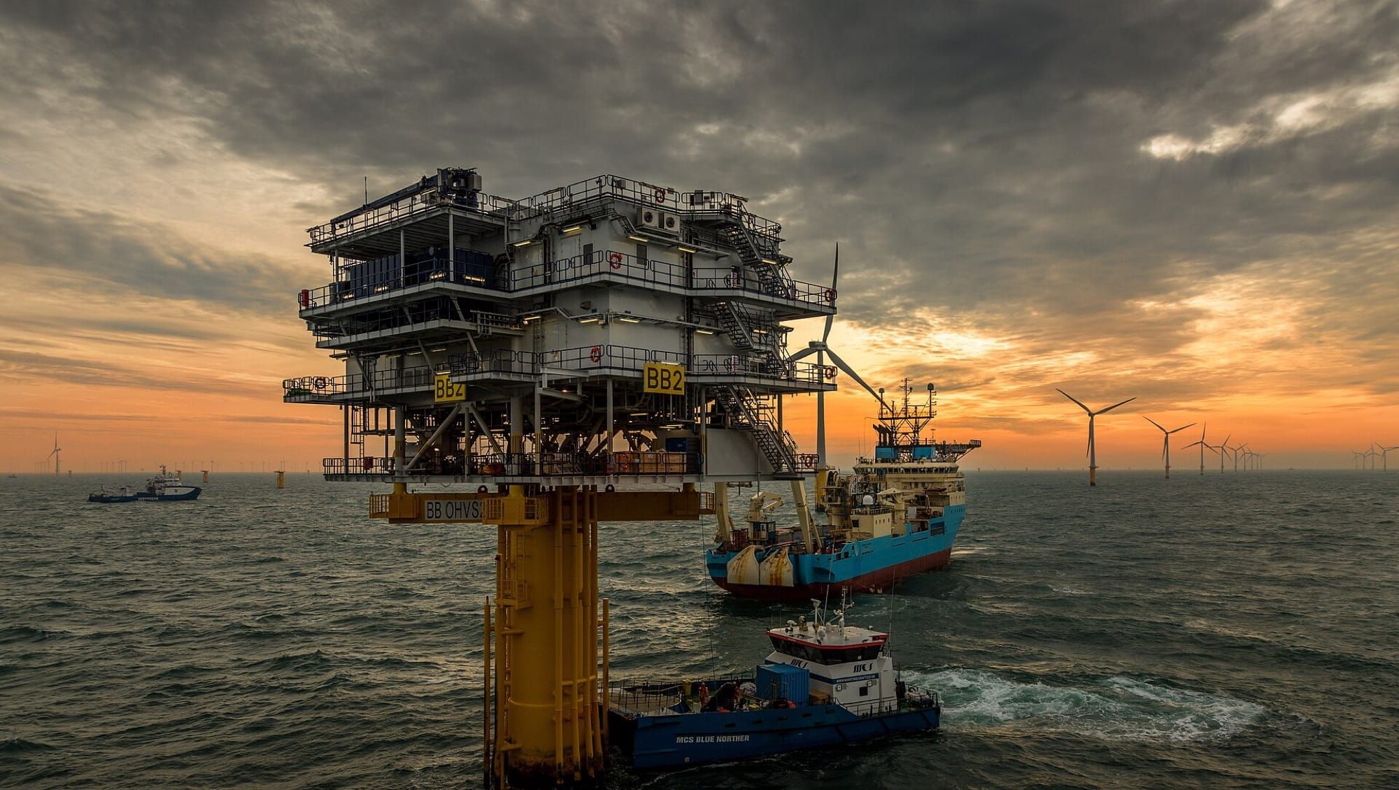 Platformă electrică offshore într-un parc eolian marin, la apus