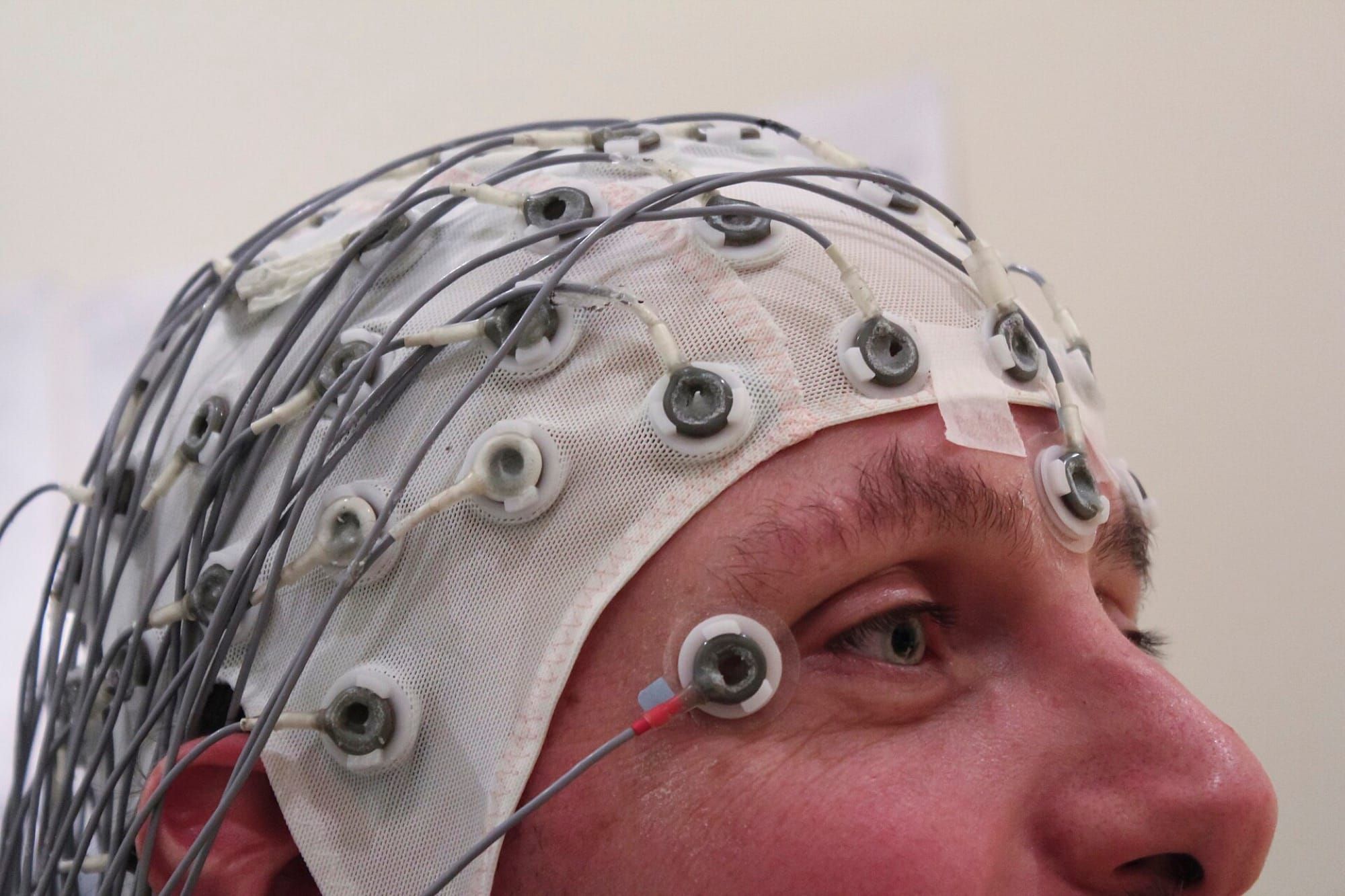 Cască cu electrozi EEG, folosită pentru înregistrarea activității electrice a creierului