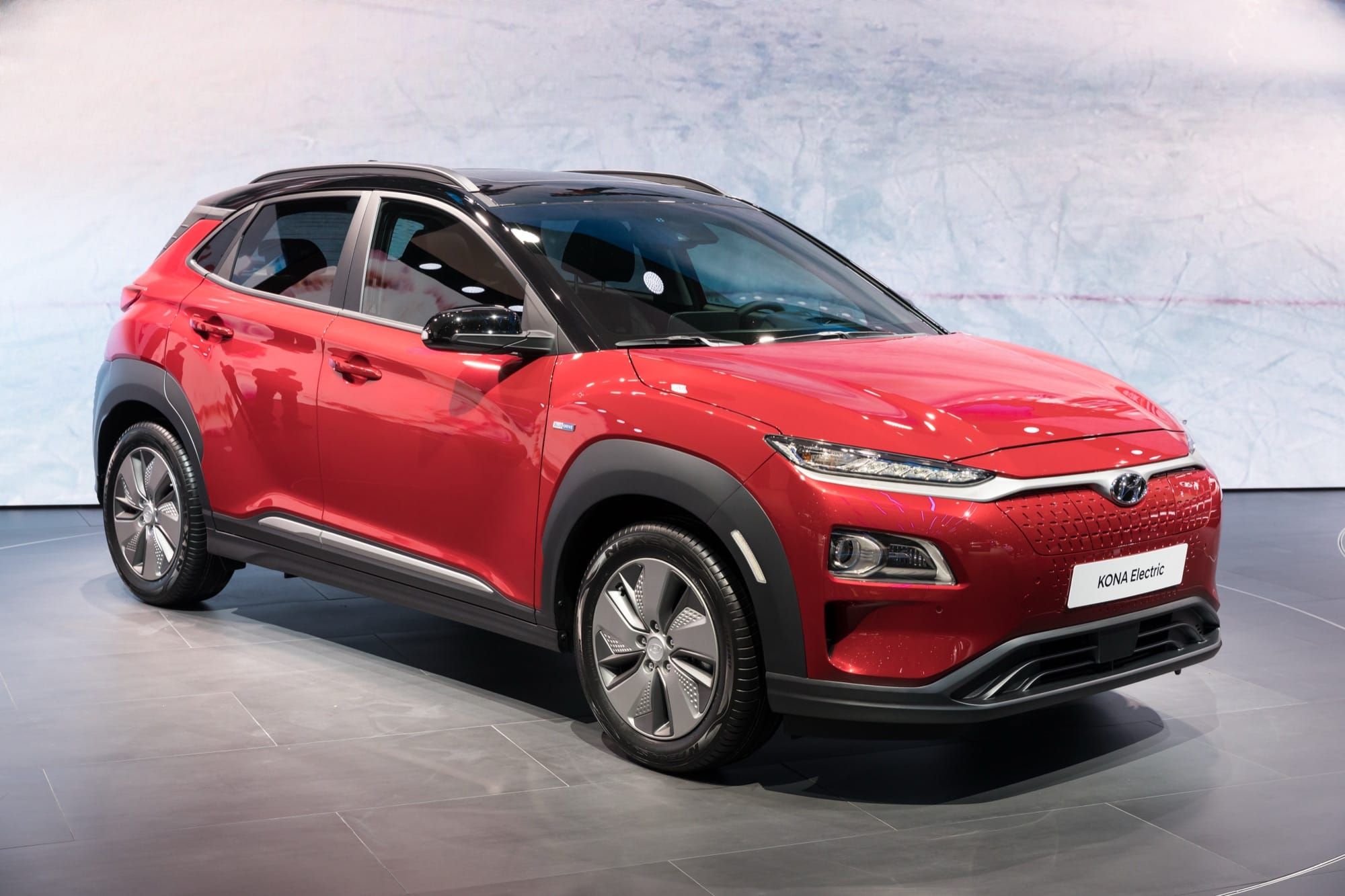 Hyundai Kona Electric, mașină electrică roșie expusă la un salon auto