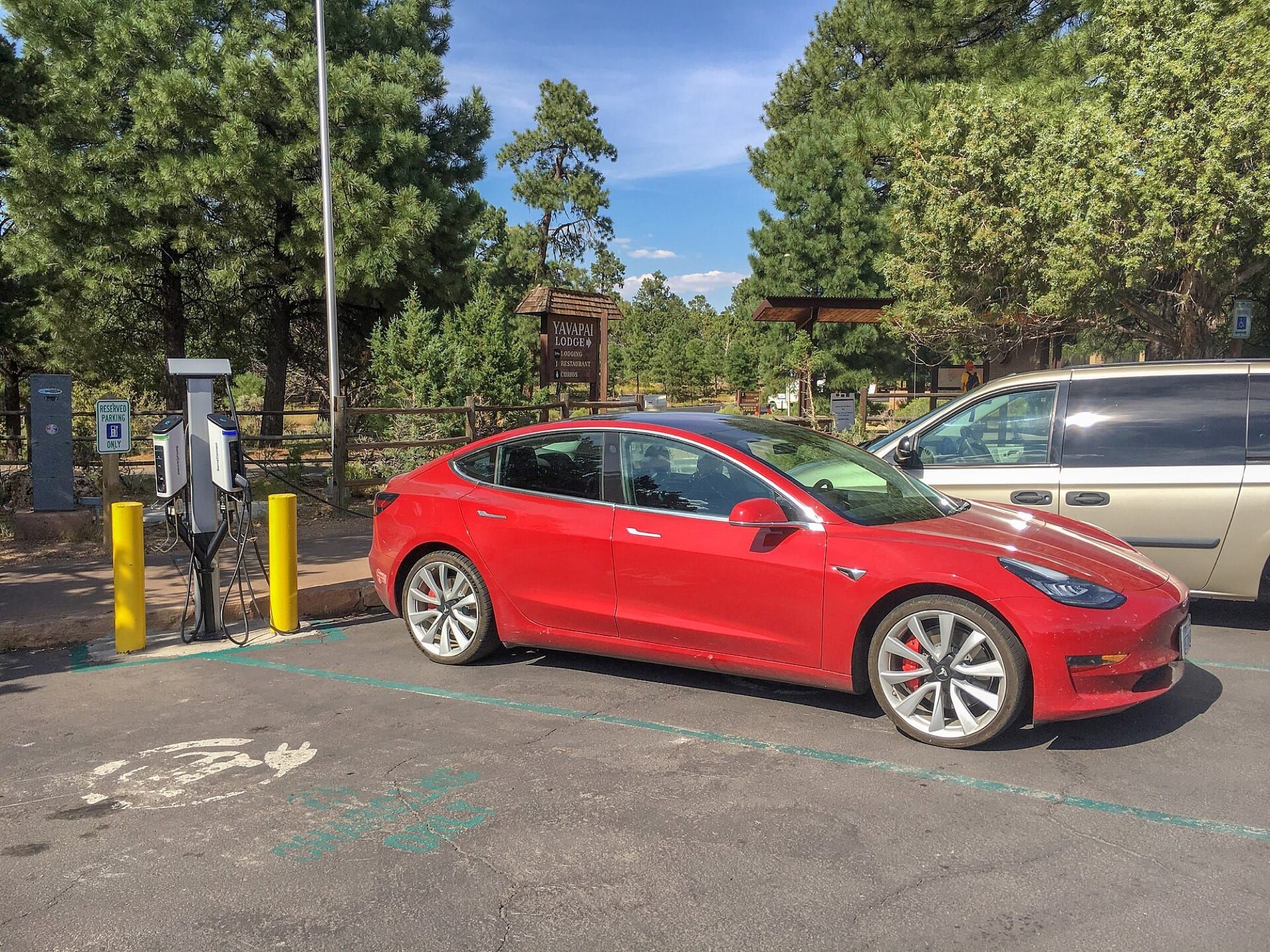 Mașină electrică conectată la o stație de încărcare într-o parcare din SUA