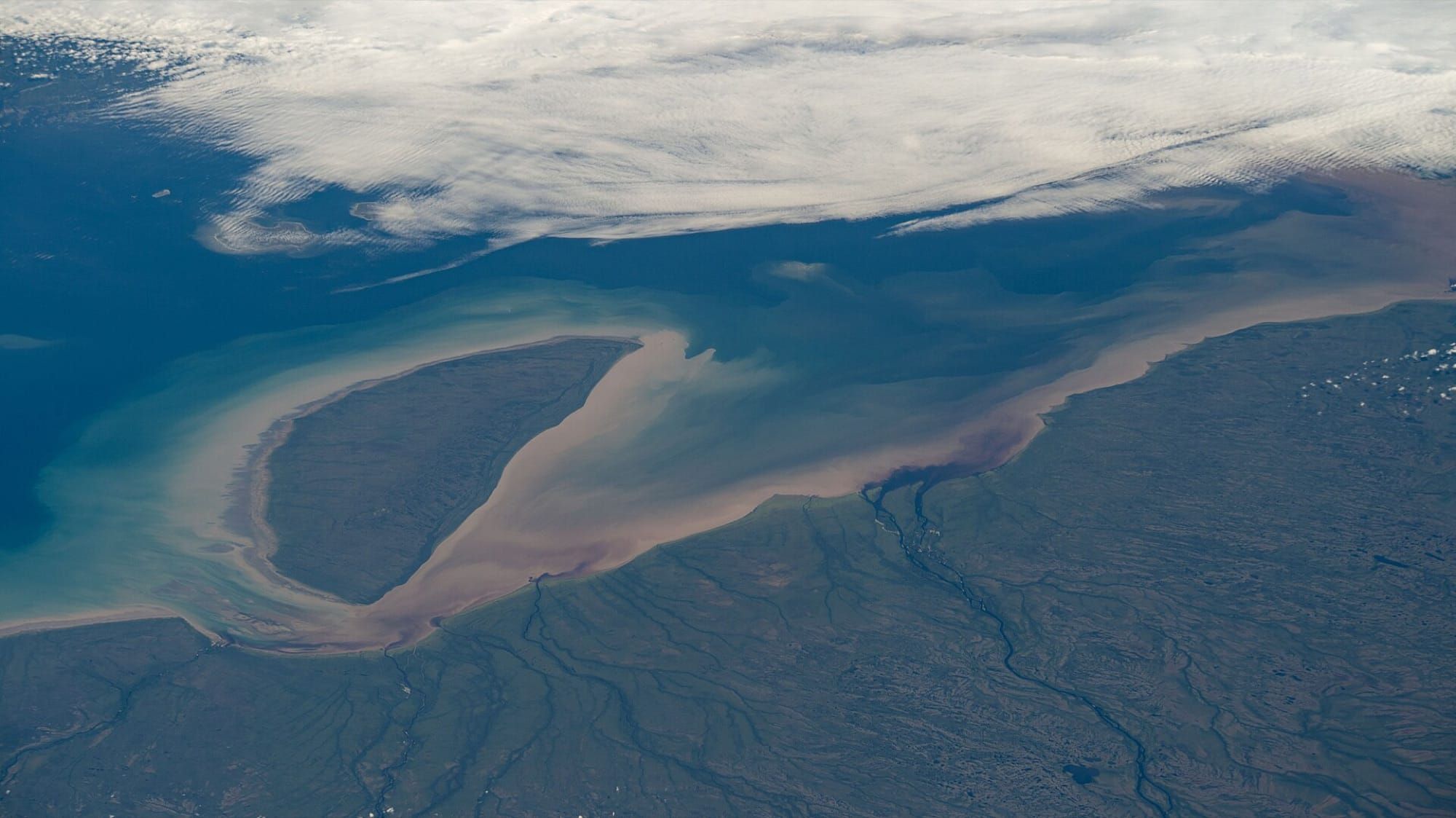 Vedere din satelit a coastei golfului James Bay, Ontario