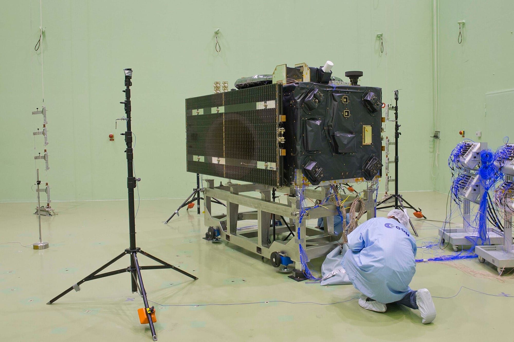 Un satelit Galileo pregătit pentru teste acustice într-o cameră curată ESA