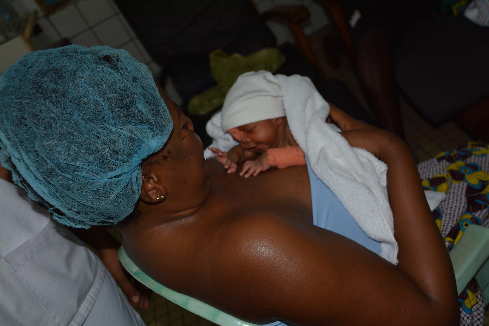 Un nou-născut în îngrijire kangaroo care, piele pe piele cu mama, într-o maternitate