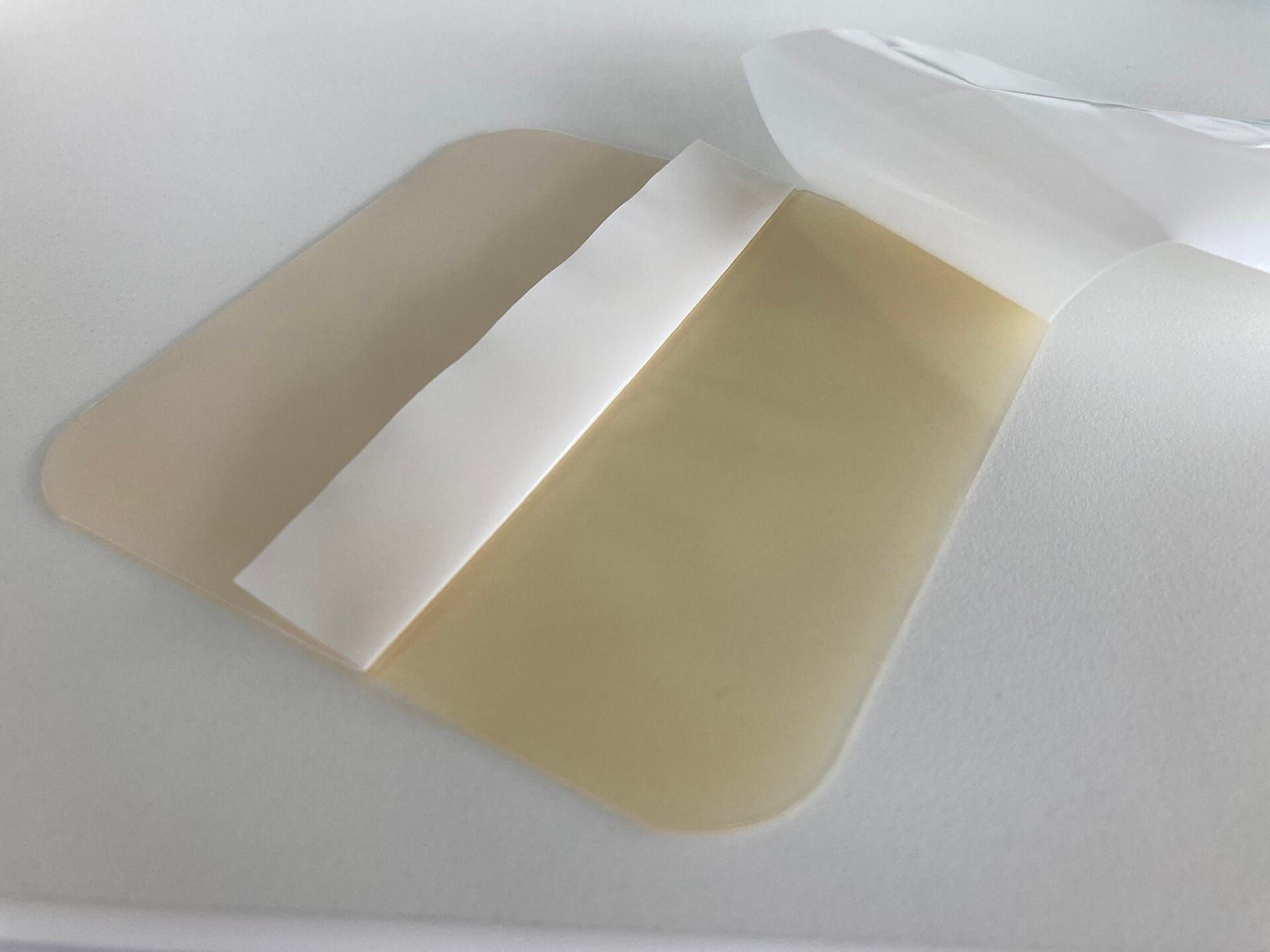 Plasture transparent din hidrogel, de tipul celor aplicate pe piele