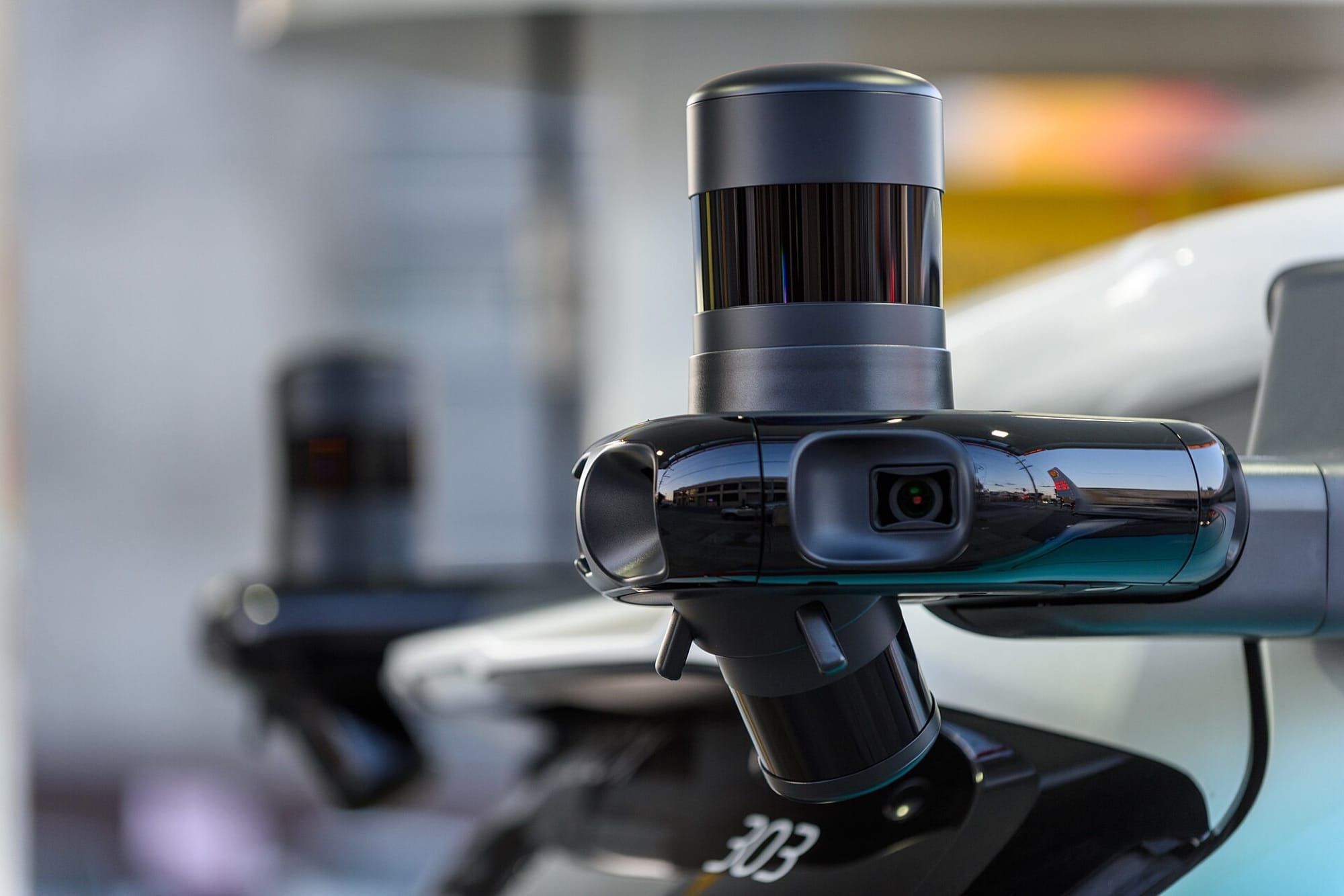 Prim-plan cu un senzor lidar și o cameră montate pe un vehicul autonom