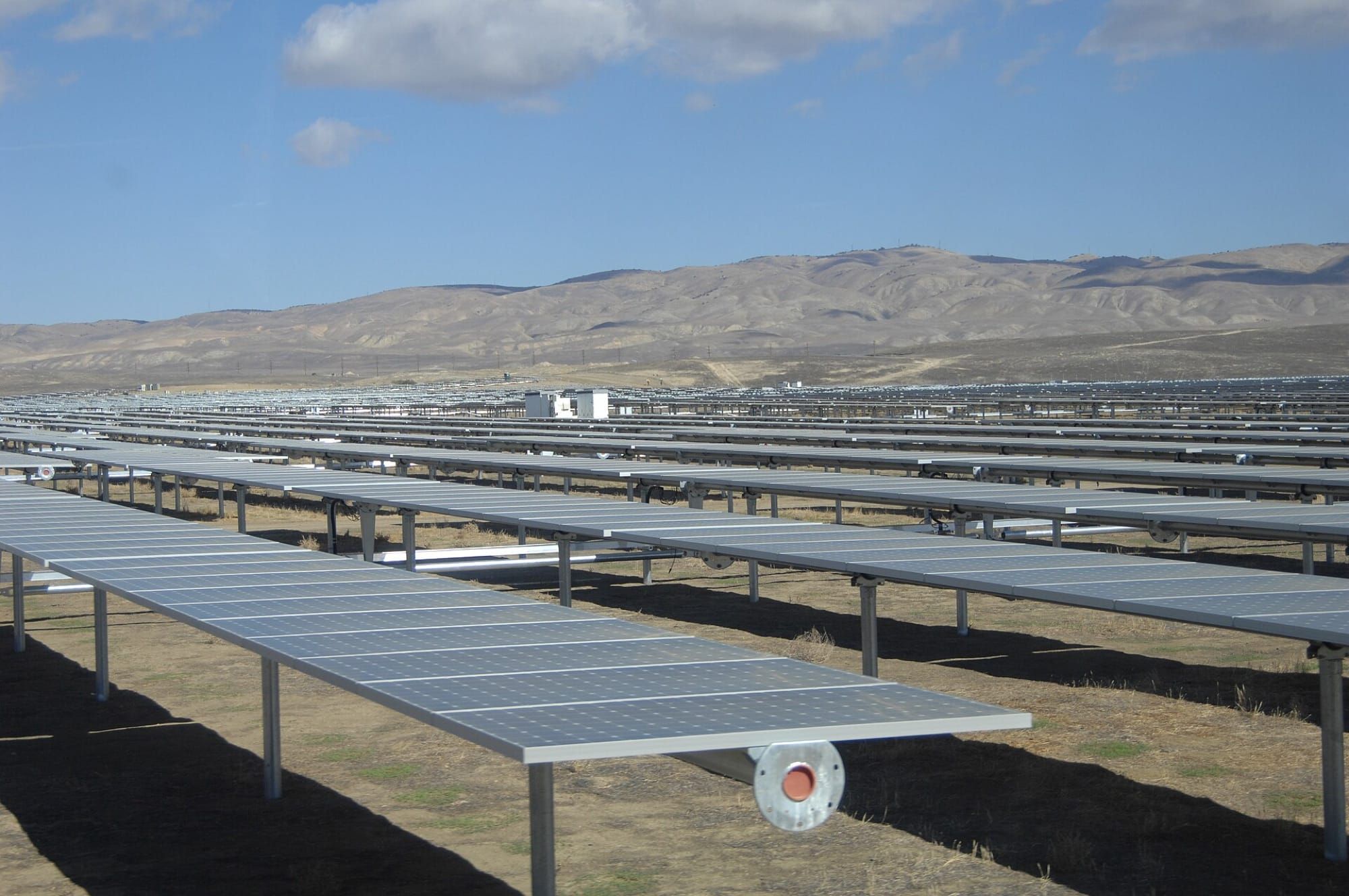 Panouri solare într-o fermă fotovoltaică din California