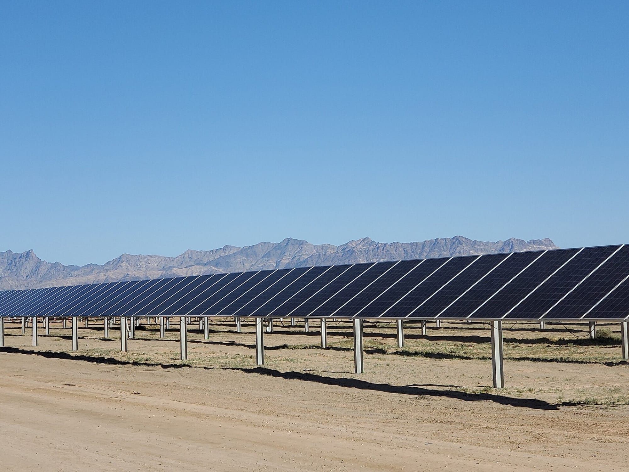 Panouri solare la scară mare într-o centrală fotovoltaică