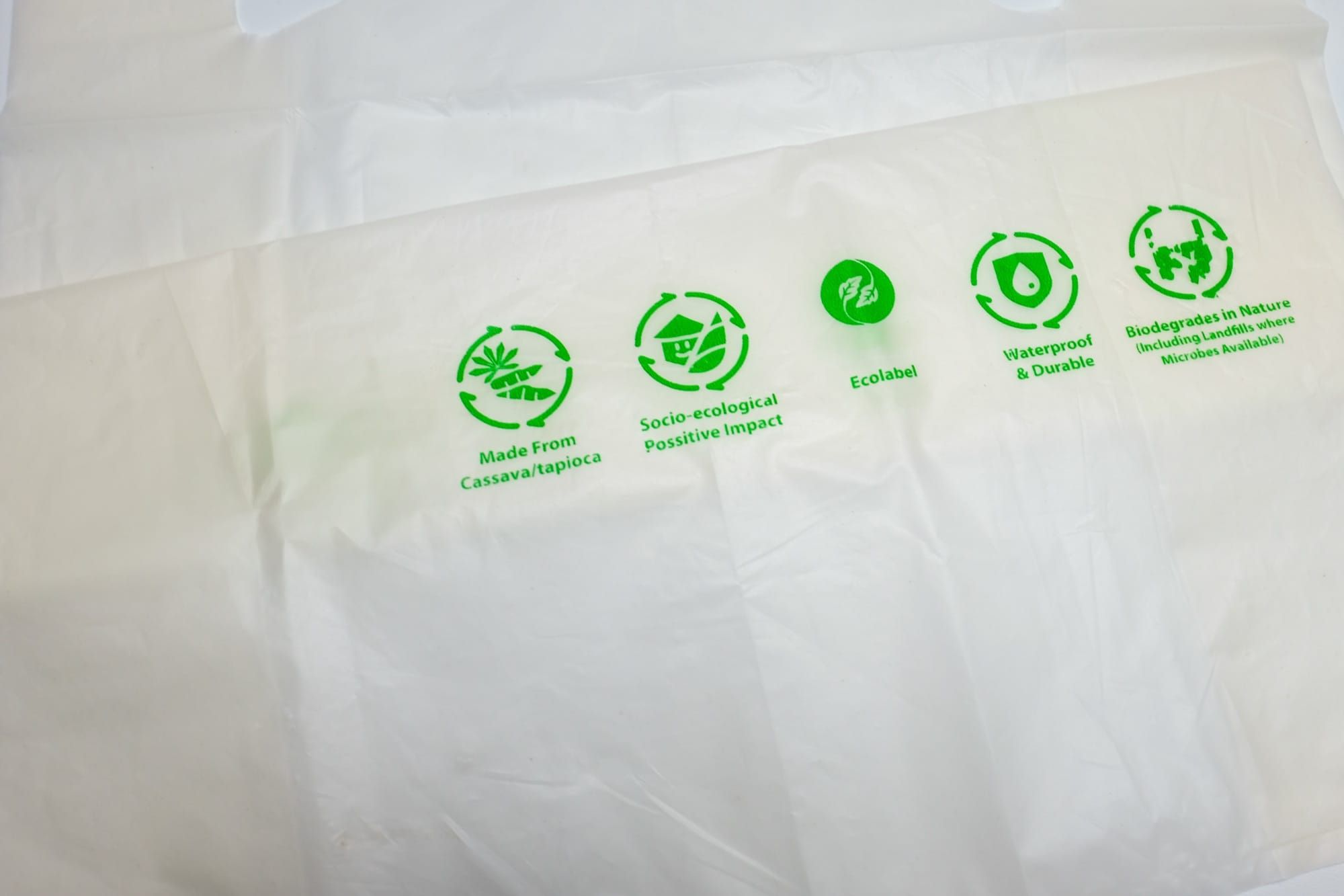 Un plastic nou se descompune complet în șase zile, fără să lase microplastice