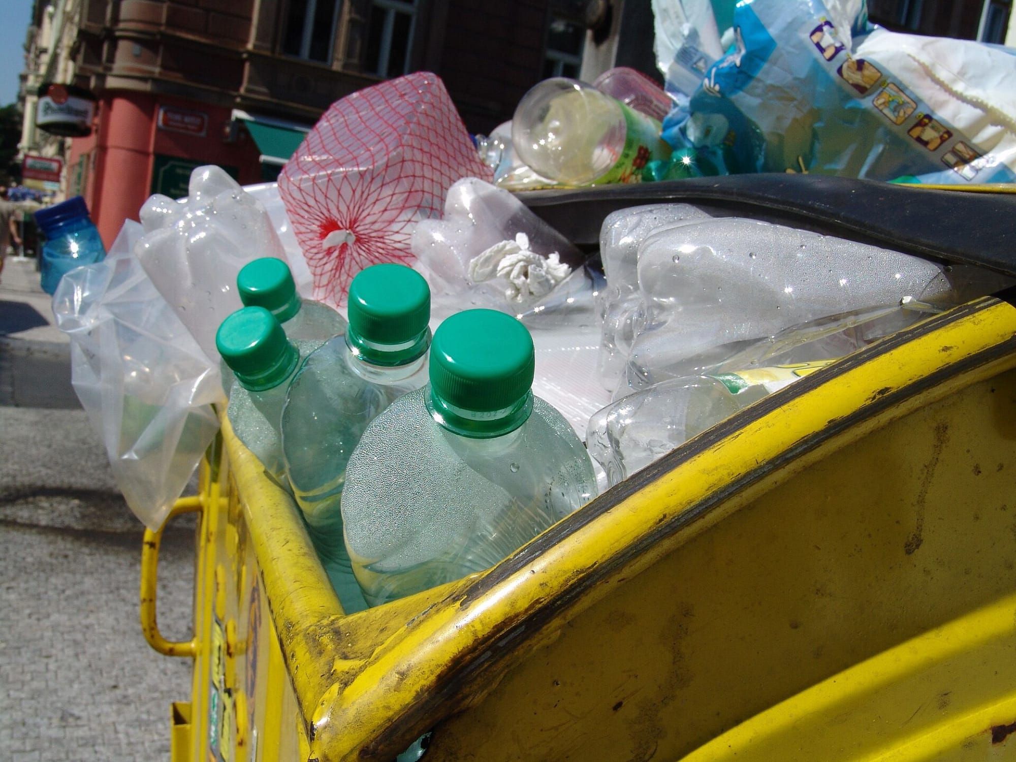 Un reactor solar transformă sticlele de plastic în hidrogen curat, acum la scară de un metru pătrat