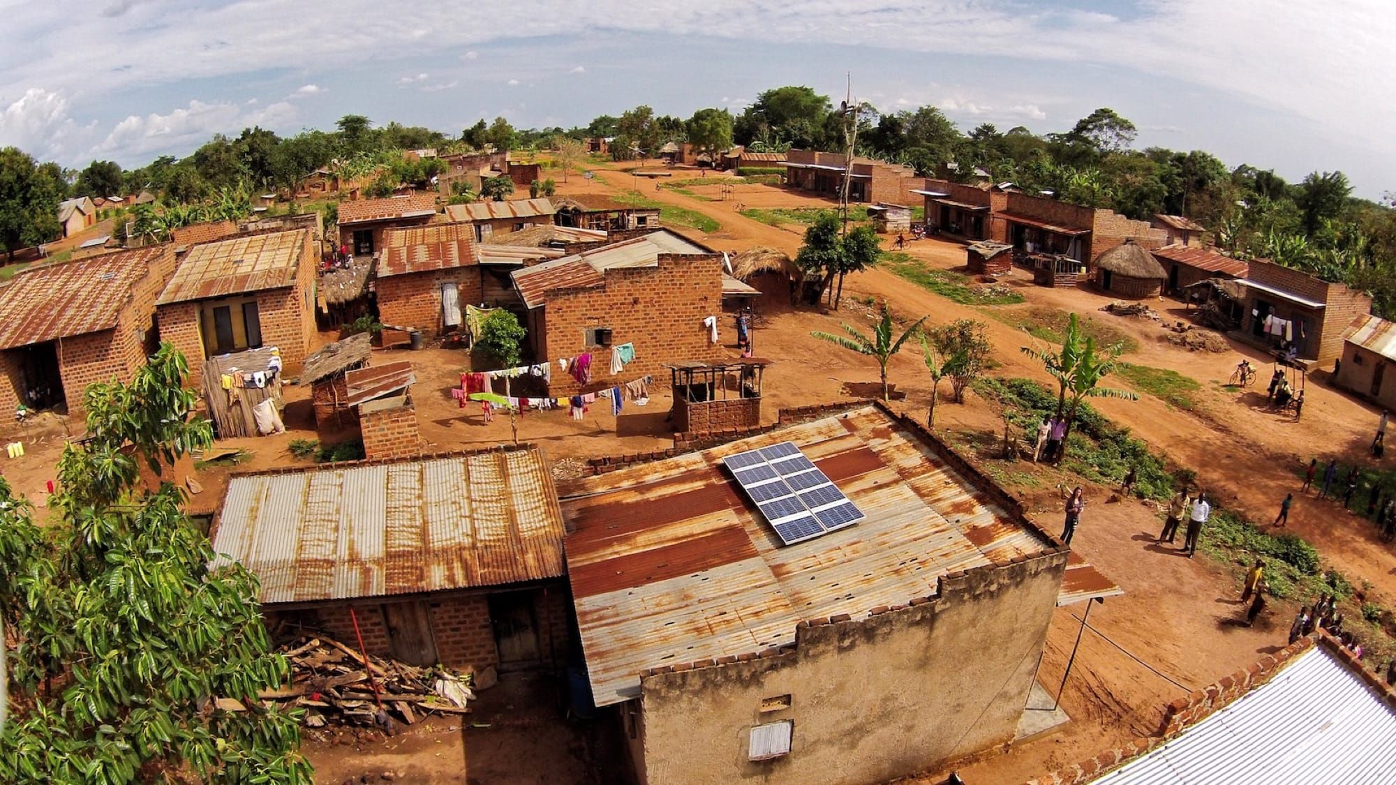 Panou solar montat pe acoperișul unei case dintr-un sat din Uganda