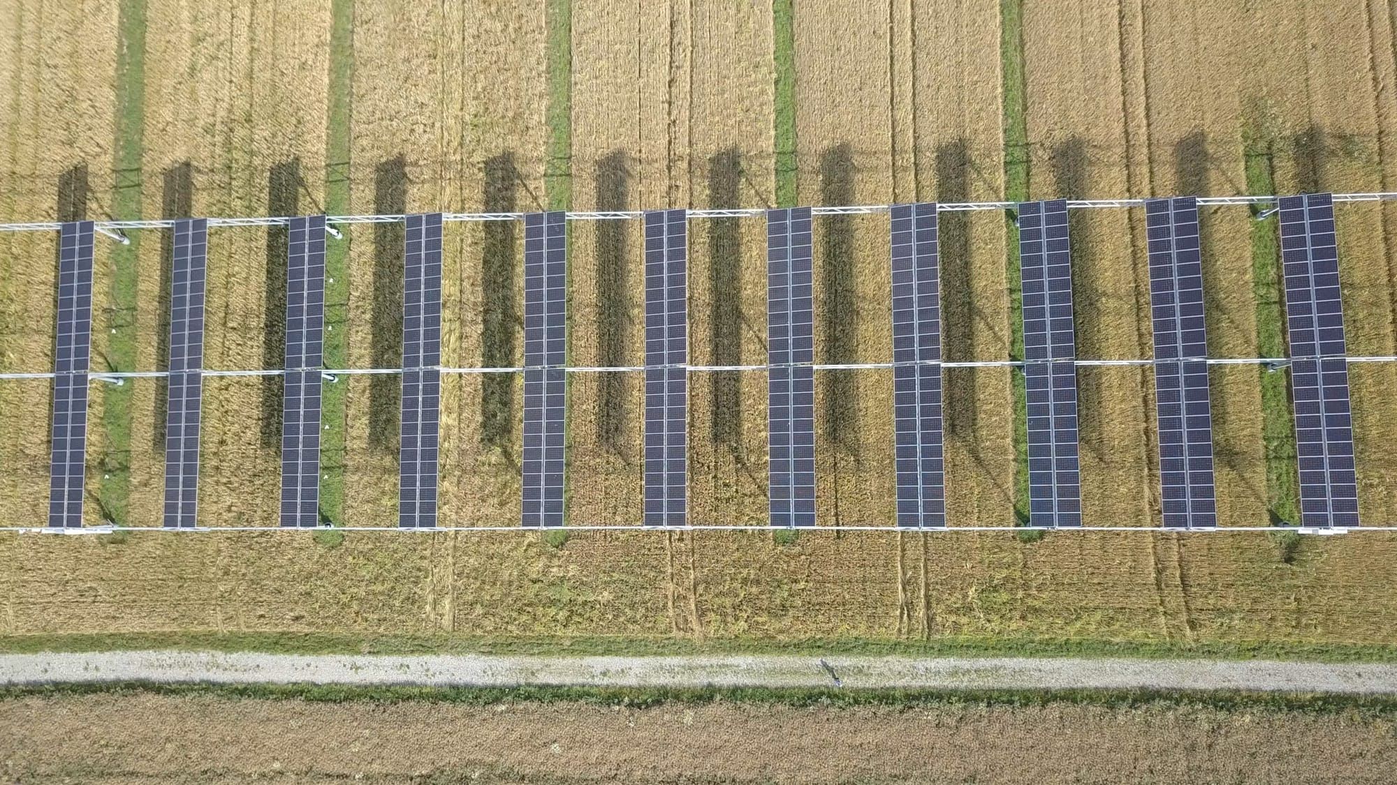 Panouri solare instalate deasupra unui câmp cultivat, vedere aeriană