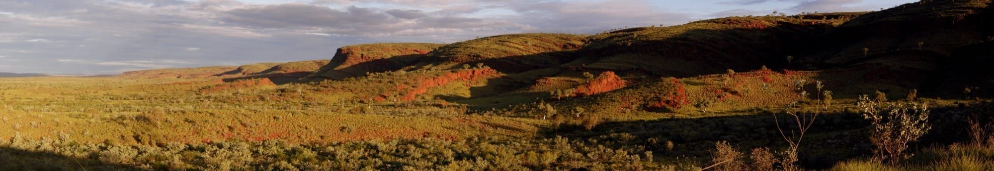 Formațiuni de rocă roșie de fier stratificat în regiunea Pilbara, Australia