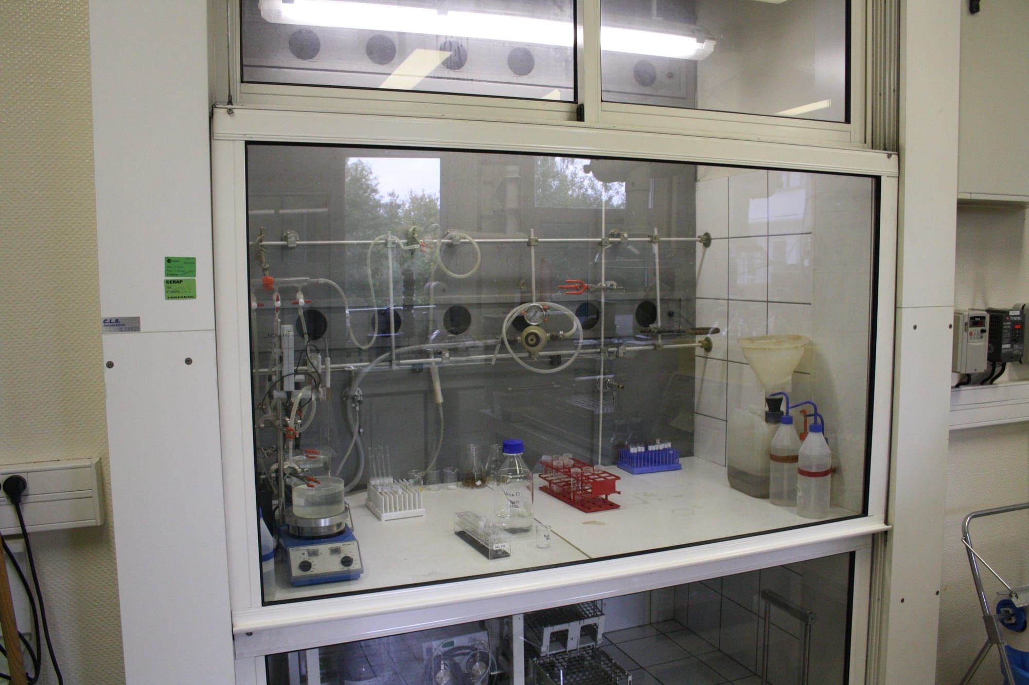Nișă de laborator de chimie cu sticlărie, eprubete și reactivi