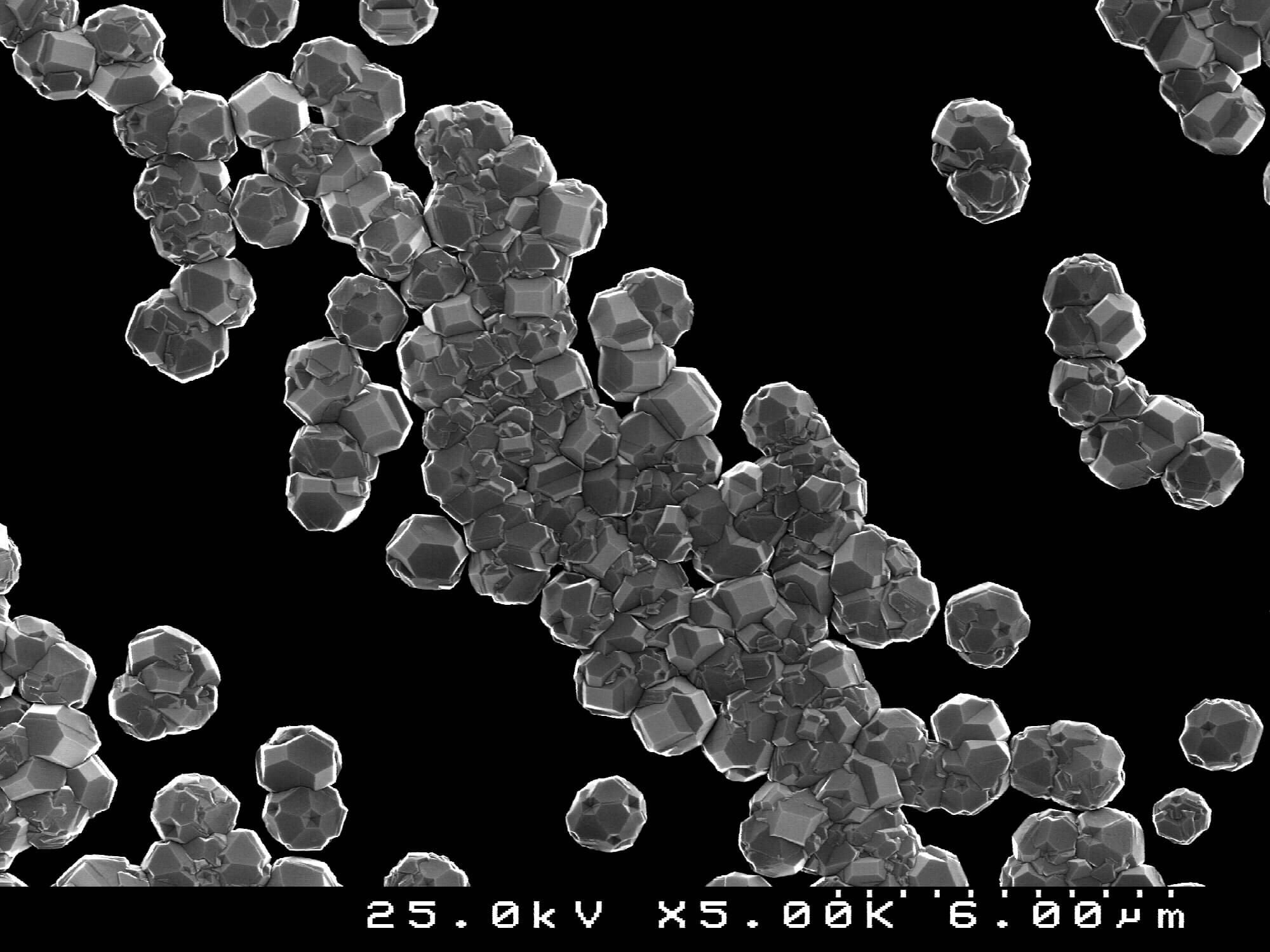 Imagine de microscopie electronică a unor cristale de nano-diamant
