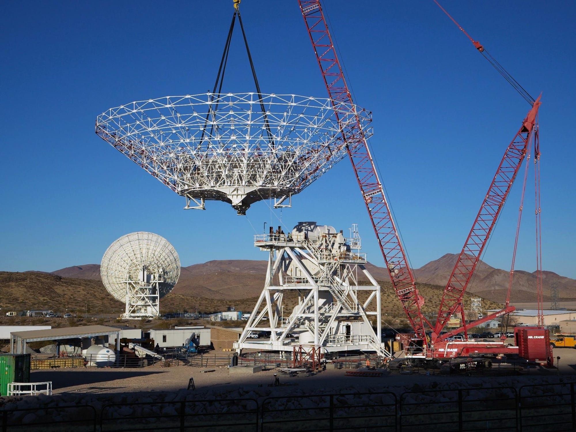 O macara ridică structura de oțel a antenei DSS-23, de 34 de metri, la complexul Goldstone din California