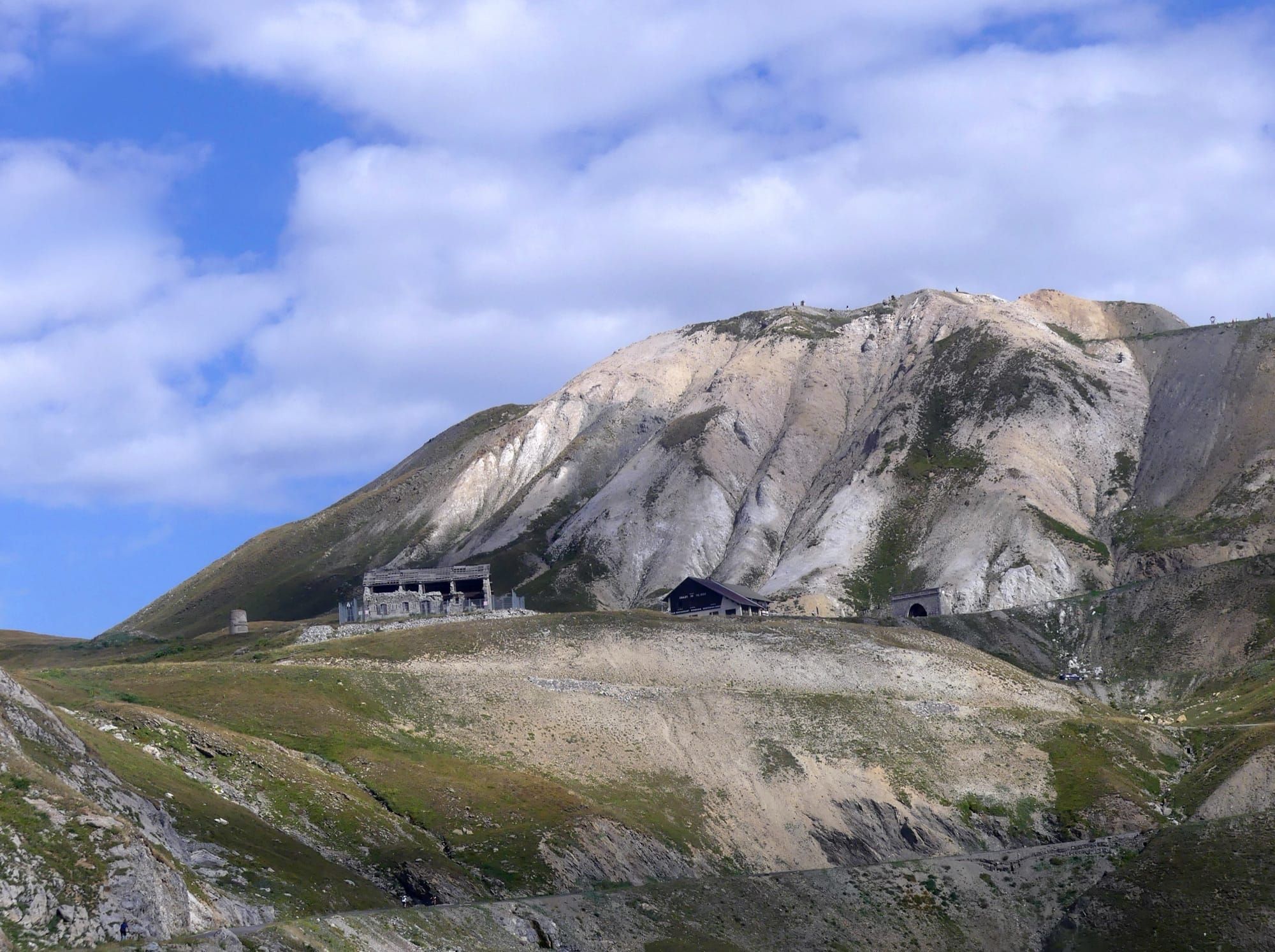 Peisaj montan la Col du Galibier, în Alpii francezi