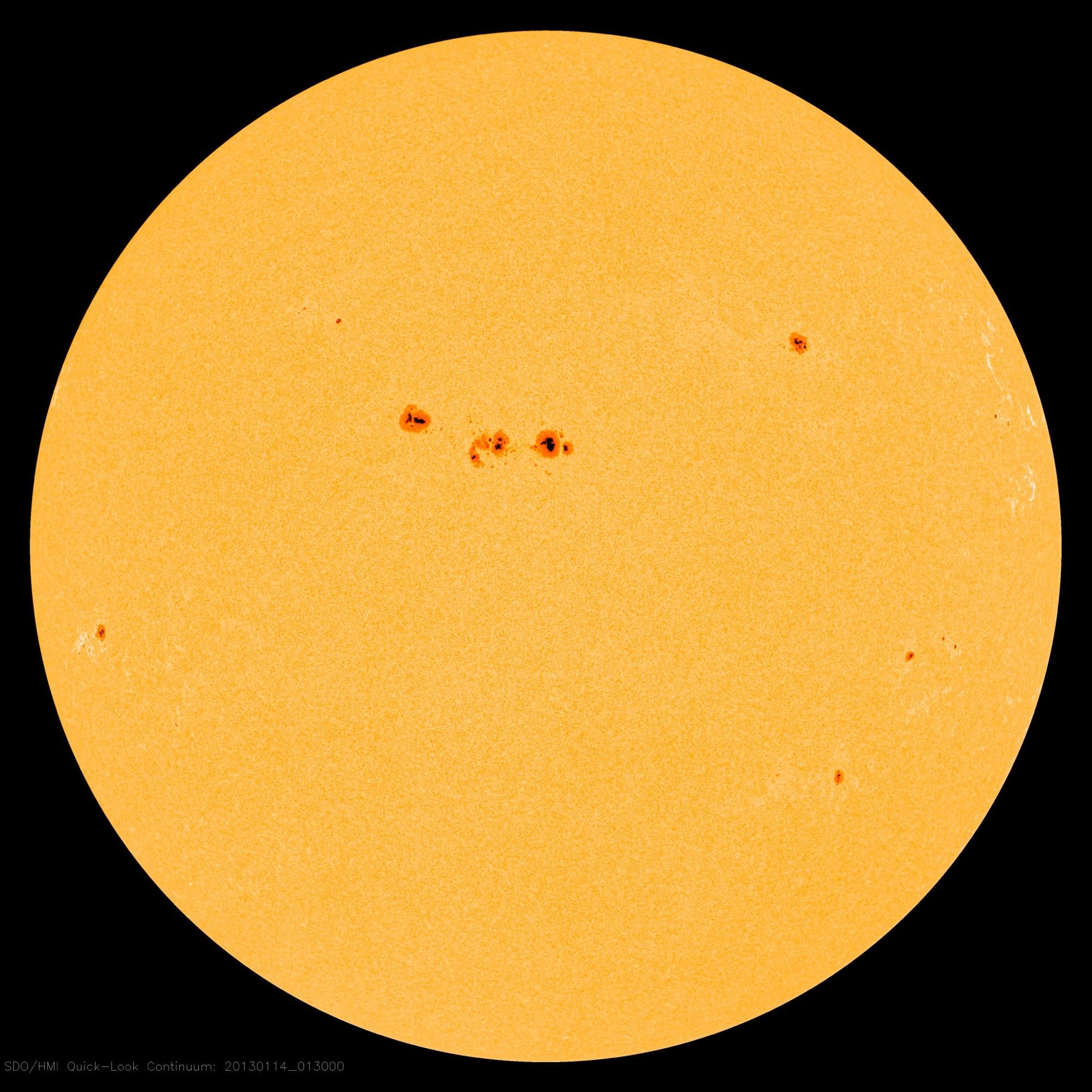 Suprafața Soarelui cu pete solare vizibile, imagine captată de instrumentul SDO/HMI al NASA